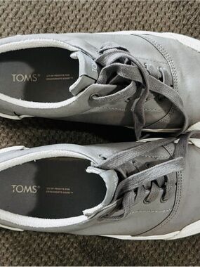 TOMS ladies  Gray Lace-Up Canvas Sneakers worn once size 9 court summer spring